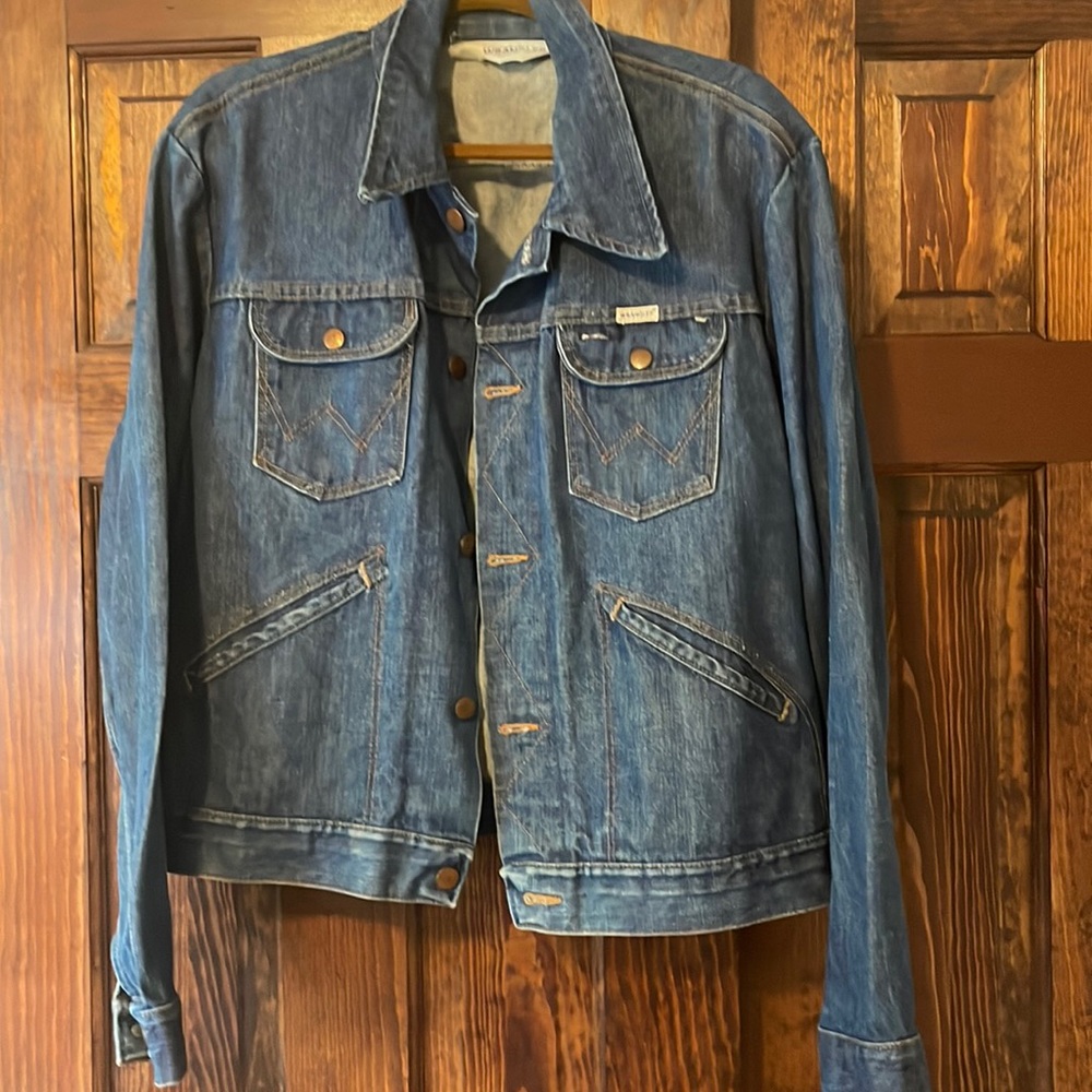 Vintage wrangler jean jacket slightly oversized, incredible condition.